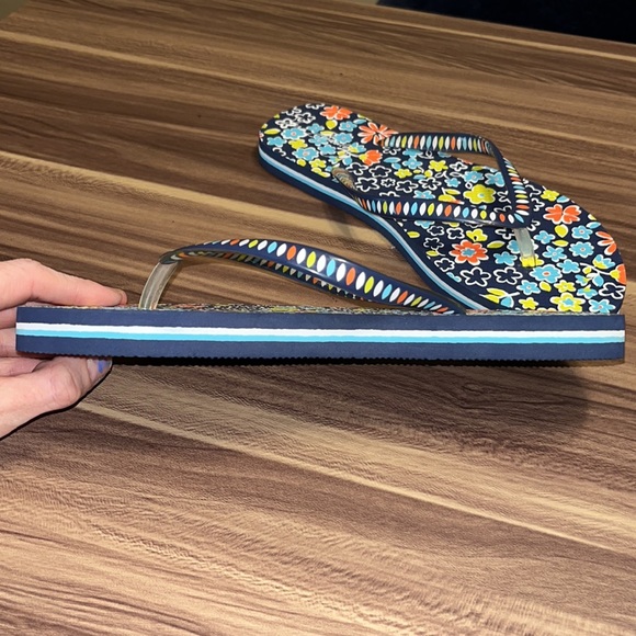 Vera Bradley chandelier garden flip flops size 5 - 6. NWOT - Picture 4 of 11